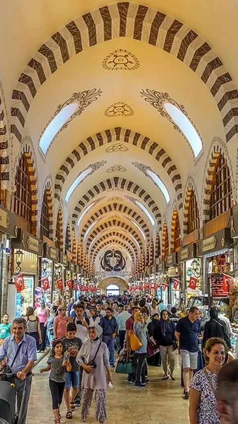 Egyptian Market (Spice Bazaar) and New Mosque