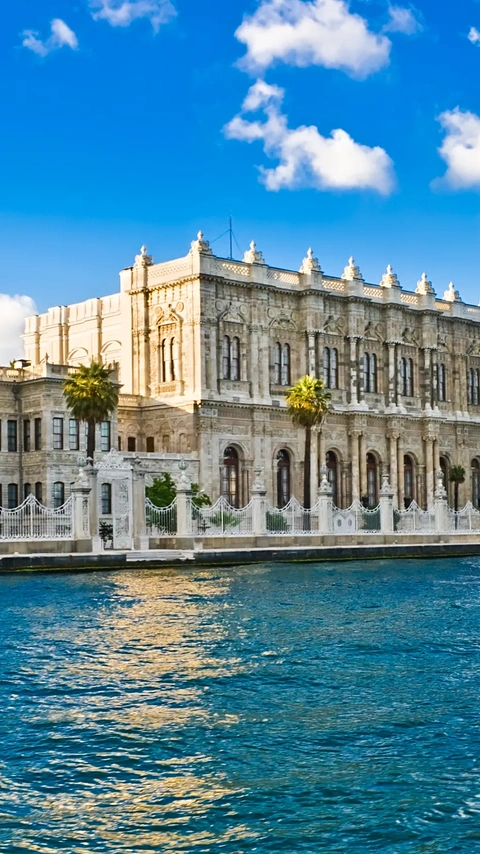 Dolmabahce Palace: Ottoman Opulence On the Bosphorus