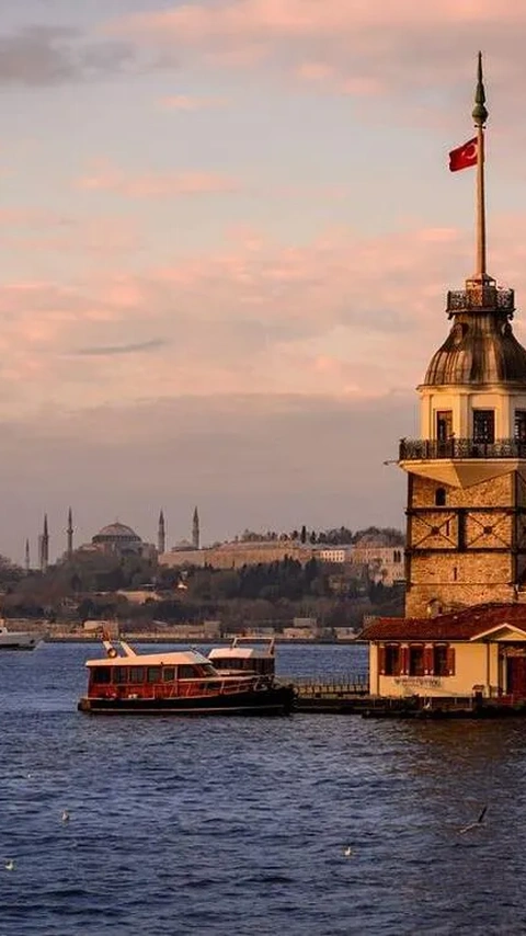 Elegant Symbol of Istanbul: Maiden's Tower